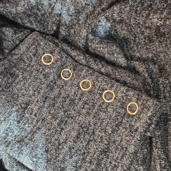 ELLA Rafaella Mock Neck Snap Cuff Top - Picture 4 of 5